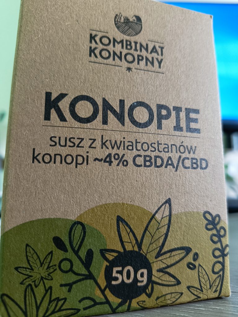 Read more about the article Susz CBD – Susz z kwiatostanów konopi 4% CBDA/CBD (Kombinat Konopny)